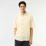 Camisa de manga corta color amarillo, confeccionada en mezcla de lino, con cuello clásico y cierre frontal de botones.