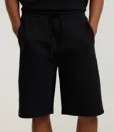 Bermuda masculina de algodón y poliéster, color gris oscuro, con cintura elástica y cordón ajustable. Presenta bolsillos funcionales.