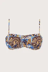 Top estilo bandeau con breteles delgados, varilla interior y escote con frunces, con estampado abstracto en tonos azul, marrón y amarillo.