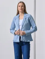 Blazer de jean celeste, marca Dictionary, con cuello con solapa, abertura central con botón, bolsillos delanteros y puños con botones.