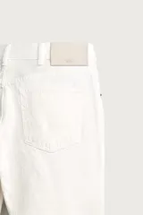 Jeans flare fit de tiro medio, confeccionados en denim de algodón color azul con efecto deslavado. Diseño ajustado en la parte superior y abierto en campana desde la rodilla, con cinco bolsillos y cierre frontal con cremallera y botón.