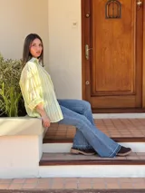 Camisa oversize a rayas de manga larga, con cuello camisero y cierre frontal de botones.