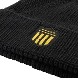 Gorro de lana tejido en color negro con diseño de punto acanalado. Presenta un parche frontal con el escudo del Club Atlético Peñarol en colores amarillo y negro, y el logo de la marca Puma en el lateral.
