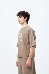 Buzo negro de corte holgado con estampado frontal que dice "Chelsea Heights 97 New York".