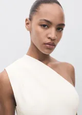 Vestido largo de diseño asimétrico con un solo hombro, confeccionado en tejido combinado de poliamida y viscosa. Presenta un corte ajustado en el torso con detalle fruncido en el hombro y una falda fluida con caída suave.