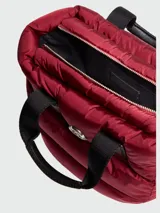 Bolso tote acolchado color borgoña con doble asa corta superior y logo de la marca en el frente.