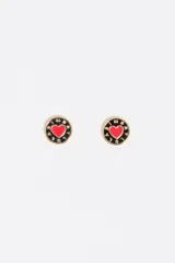Aros tipo caravana con diseño circular, fondo negro esmaltado, corazón rojo central y borde dorado con el logo de la marca grabado.