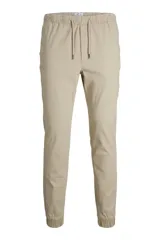 Pantalón de jogging color beige con cintura elástica ajustable con cordón y tobillos ajustados.