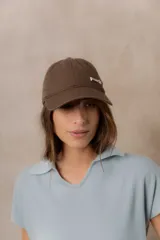 Gorra estilo baseball de algodón con efecto lavado en tono tostado y detalle de logo Peach metálico en el frente. Cuenta con visera curva y diseño regulable.
