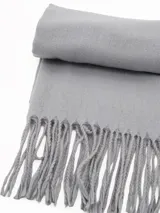 Pashmina de textura suave en color gris, con diseño rectangular y terminaciones con flecos en los extremos.