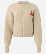 Cardigan de punto color beige con cierre frontal, cuello redondo, mangas largas y detalle bordado de cerezas en el pecho. Presenta puños y ruedo acanalados.