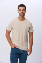 Remera lisa de manga corta y cuello redondo, color gris oscuro, de calce cómodo con pequeño logo bordado en el pecho.
