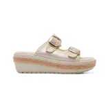Sandalias color champagne con plataforma de yute y doble tira con hebillas decorativas.