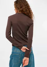 Camiseta de manga larga en color bordeaux, con cuello alto y diseño acanalado ajustado al cuerpo.