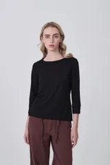 Remera negra de manga tres cuartos con cuello redondo a la base.