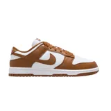 Championes Nike Dunk Low con diseño bicolor en blanco y marrón. Presentan una silueta clásica de perfil bajo, confeccionados en cuero con el icónico logo de la marca en los laterales, cierre de cordones y suela de goma resistente.