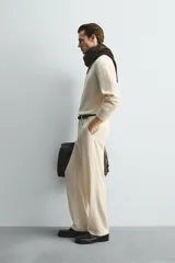 Jersey de punto relaxed fit confeccionado en mezcla de lana y fibra de alpaca, con textura ligera y efecto pelo. Presenta cuello redondo, manga larga y acabados en rib en puños y cintura.
