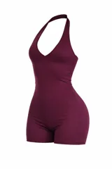 Catsuit corto negro con escote halter profundo y espalda descubierta, confeccionado en tejido elástico ajustado al cuerpo.