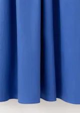 Vestido midi azul sin tirantes, con escote palabra de honor fruncido en el pecho, corte ajustado en el torso y falda amplia de corte evasé.