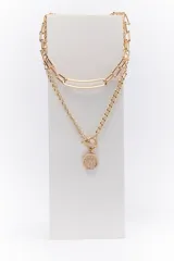 Collar dorado de doble cadena, una de eslabones grandes y otra de eslabones pequeños, con dije de moneda redonda con la palabra 'Love'.