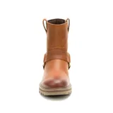 Bota de cuero color marrón con diseño estilo arnés, que incluye una correa decorativa con argolla metálica en el tobillo. Presenta suela de goma dentada y el logo de la marca grabado en el lateral.