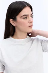 Remera de manga corta color gris melange, de calce regular y líneas simples, con detalles en contraste en el cuello y los puños.