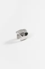 Earcuff bold plateado de diseño clásico y acabado brillante, con forma ancha y ligeramente curvada.