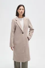 Tapado de corte recto con solapas clásicas y cierre frontal de un botón. Presenta mangas largas y bolsillos laterales integrados.