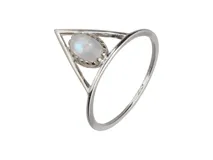 Anillo de plata con piedra de la luna ovalada engarzada en un diseño triangular.