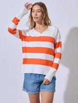 Buzo tejido en hilado fino a rayas horizontales naranjas y blancas, marca Joseph A. Cuello con solapa y escote V.
