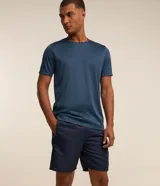 Bermuda deportiva gris para hombre, con cintura elástica, cordón de ajuste, bolsillos laterales y recortes laterales con red. Confeccionada en poliéster.