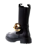 Botín de caña media de cuero negro con elástico en los laterales y suela track.