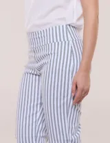 Pantalón elastizado de tiro alto estilo pull-on, marca Zac & Rachel. Modelo de corte cigarrete de silueta ajustada con diseño a rayas en color blanco y azul. Pretina ancha elastizada sin cierres ni botones, con diseño de línea limpia sin bolsillos.
