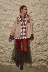 Camisa beige de simil gamuza, calce holgado, manga ancha con bordado de serpiente en el canesú y detalles en las mangas.