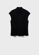 Camisa negra de manga corta con cuello camisero, cierre frontal con botones y diseño entallado con pinzas en la cintura.