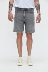 Bermuda de jean clásica gris con efecto deslavado, corte standard, bolsillos laterales y traseros, y presillas para cinto.