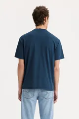 Remera Levi's de hombre color azul naval, de manga corta, cuello redondo y corte holgado. Presenta el logo de Levi's bordado en el pecho.