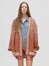 Cardigan de punto con diseño degradé en tonos tierra, patrón de rombos en relieve, cuello en V con cartera de botones y puños con rayas blancas y marrones.