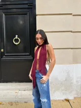 Top color borgoña con cuello halter y lazo ajustable en el frente.
