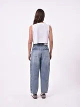 Musculosa corta negra con estampado frontal de letras blancas con estrellas.