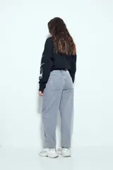 Pantalón de denim con corte barrel, de silueta relajada y tiro medio, en color gris lavado.