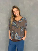 Blusa de lanilla liviana con estampado paisley en tonos chocolate y celeste, de corte oversize y mangas tres cuartos. Incluye una musculosa de tiras anchas en color chocolate por debajo.