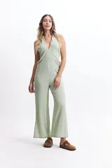 Mono largo color verde claro, con escote halter y espalda descubierta.