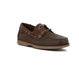 Zapato náutico acordonado de cuero color marrón con detalles en marrón oscuro y suela de goma color caramelo.