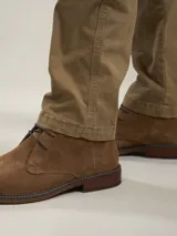 Pantalón de gabardina azul marino, corte slim fit, con bolsillos laterales y traseros.