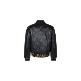 Campera bomber acolchada de cuero sintético negro con diseño capitoné de rombos, cierre frontal metálico y bolsillos laterales con botón a presión dorado. Cuenta con ribetes tejidos a rayas doradas en los puños, cuello y en la franja inferior con la inscripción bordada de la marca.