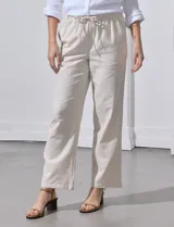 Pantalón de lino de corte recto y tiro medio, con pretina elástica ancha y lazo de ajuste frontal. Presenta bolsillos laterales verticales y bolsillos traseros.
