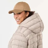 Anorak acolchado impermeable de color beige, con diseño capitoné de líneas horizontales, capucha incorporada y cierre frontal de cremallera.