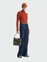 Cartera tipo crossbody de cuero color verde oliva, con diseño estructurado, solapa frontal con detalle de correa horizontal y asa superior corta. Incluye herrajes metálicos y correa ajustable para llevar al hombro o cruzada.