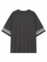 Remera blanca de corte oversize con estampado frontal estilo universitario que incluye el número 98 y el texto College League. Presenta mangas cortas con doble franja horizontal en color azul.